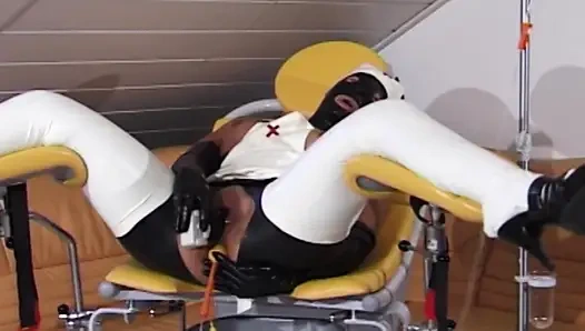 Bdsm bağımlısı Alman sürtük bağlı ve götten sikiliyor