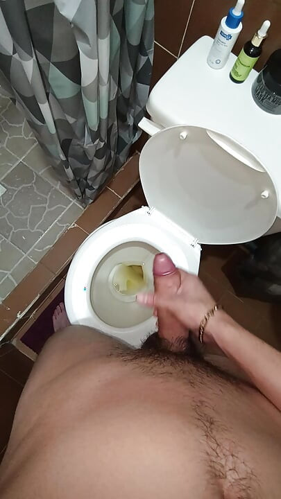 욕실 소변에 정액이 두 번 분출됨