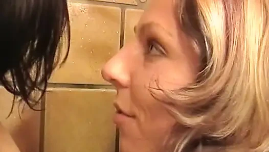 Лесбийские крошки из Германии лижут друг друга в душе