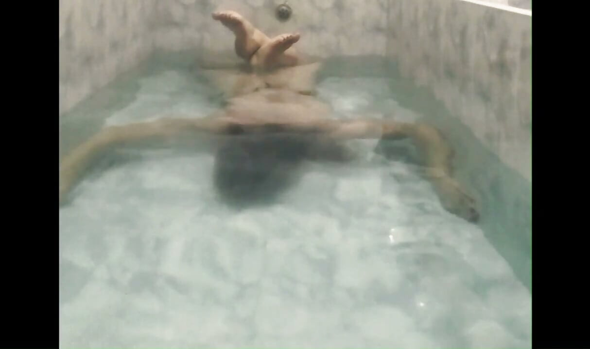 Bandar sissy bathtub underwater crazy flexible poses