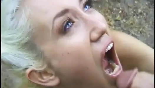 Azgın hatun açık havada büyük bir direk amına girerken inliyor