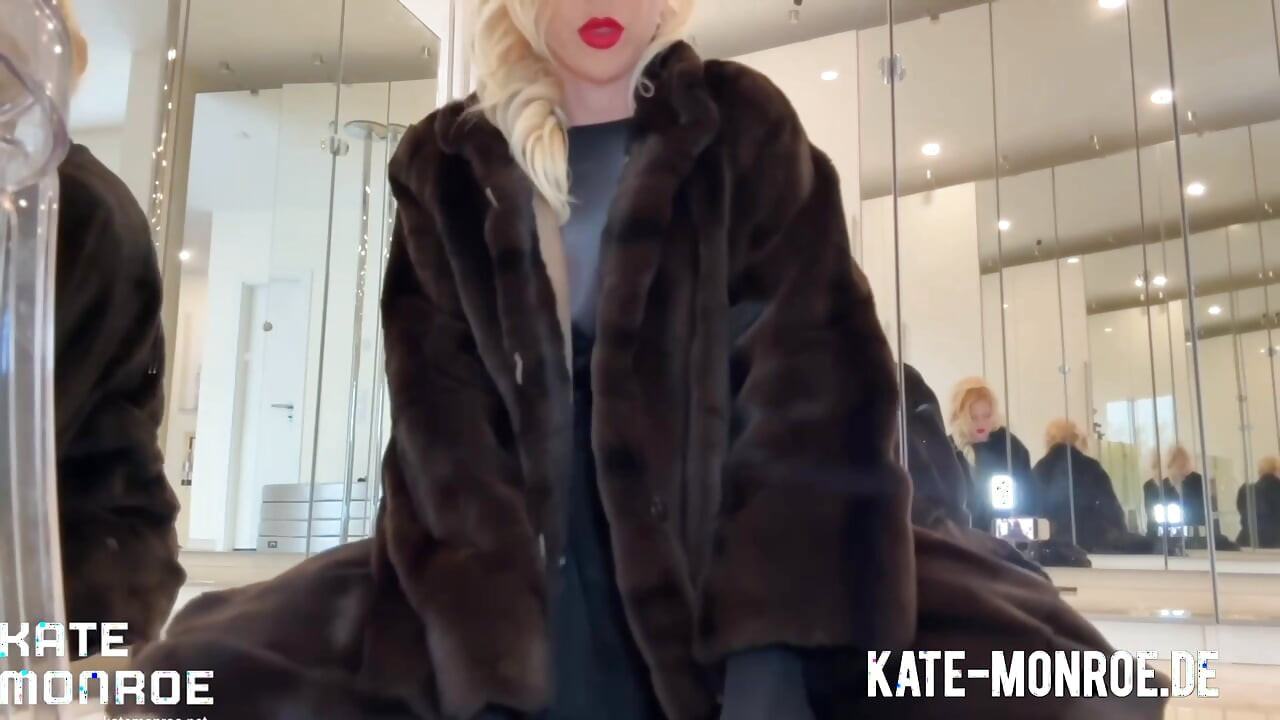NYLON & PELZ ASMR von Kate Monroe