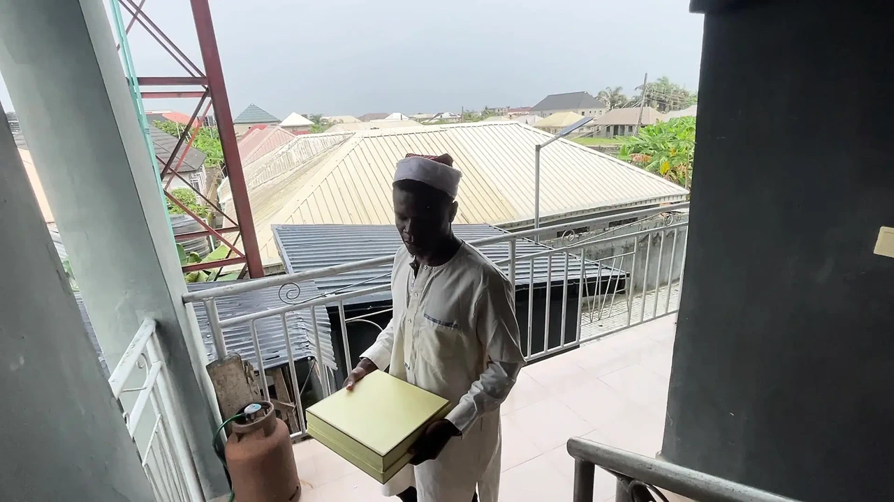 我对我的老板妻子有感情，所以我给她带来了一份礼物