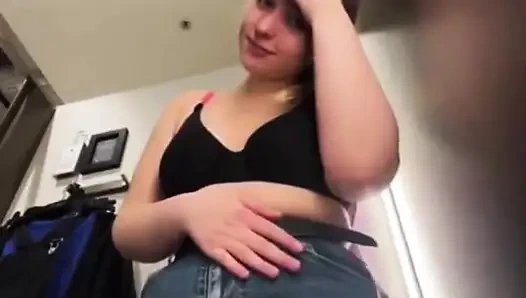 Extreme nahaufnahme, muschi in der umkleidekabine fingern