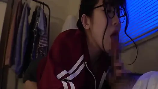 Blowjob-unterricht spät in der nacht von einer unerfahrenen stiefschwester