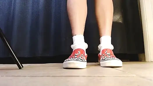 Cewek dengan kaus kaki putih dengan kaus kaki vans flame sneakers lagi asik main sepatu