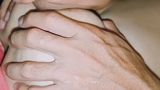 Lidah abang tiri yang haus seks ini melahap memek becek adik tirinya sendiri