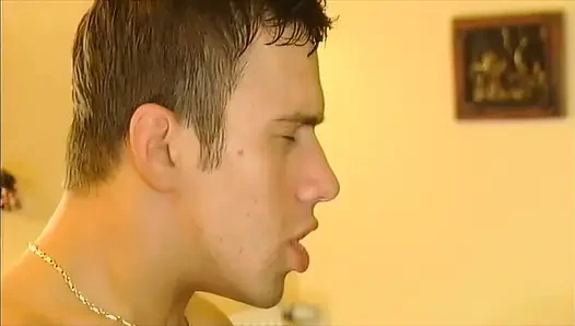 Tätowierter Muskel-hengst Zerstört Zwei Blonde Schlampen Im Dreier-hämmern