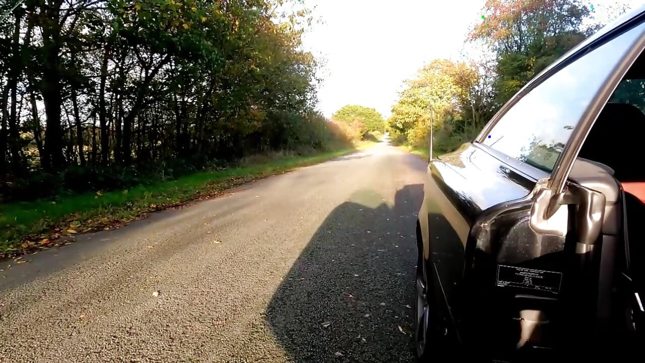 แต่งตัวข้ามเพศ Kellycd2022 เพื่อขับรถลงถนน