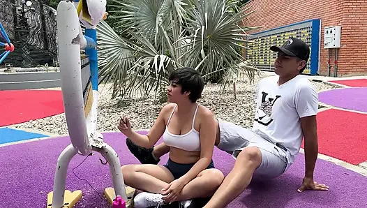 Adik tiri latinaku yang seksi minta aku ajarin dia main xylophone tapi dia belajar nyepong kontol besarku