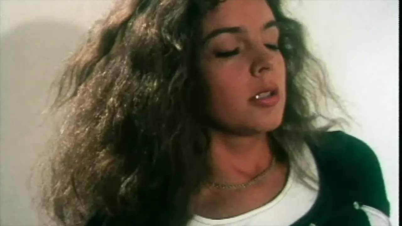 她发现她的男朋友操另一个女孩，一边观看她们一边自慰