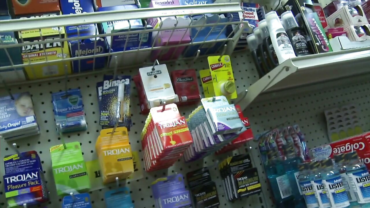 Puta traviesa obtiene su coño perforado en un supermercado