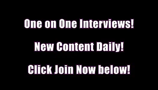 Рыжая красотка, Pepper Kester раздевается обнаженной и трахает пальцами ее волосатую киску