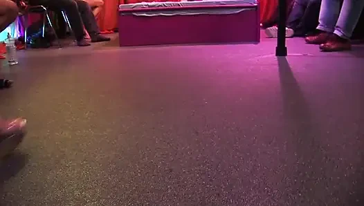 Sarışın hatun yoğun parmaklama çılgınlığından ıslak