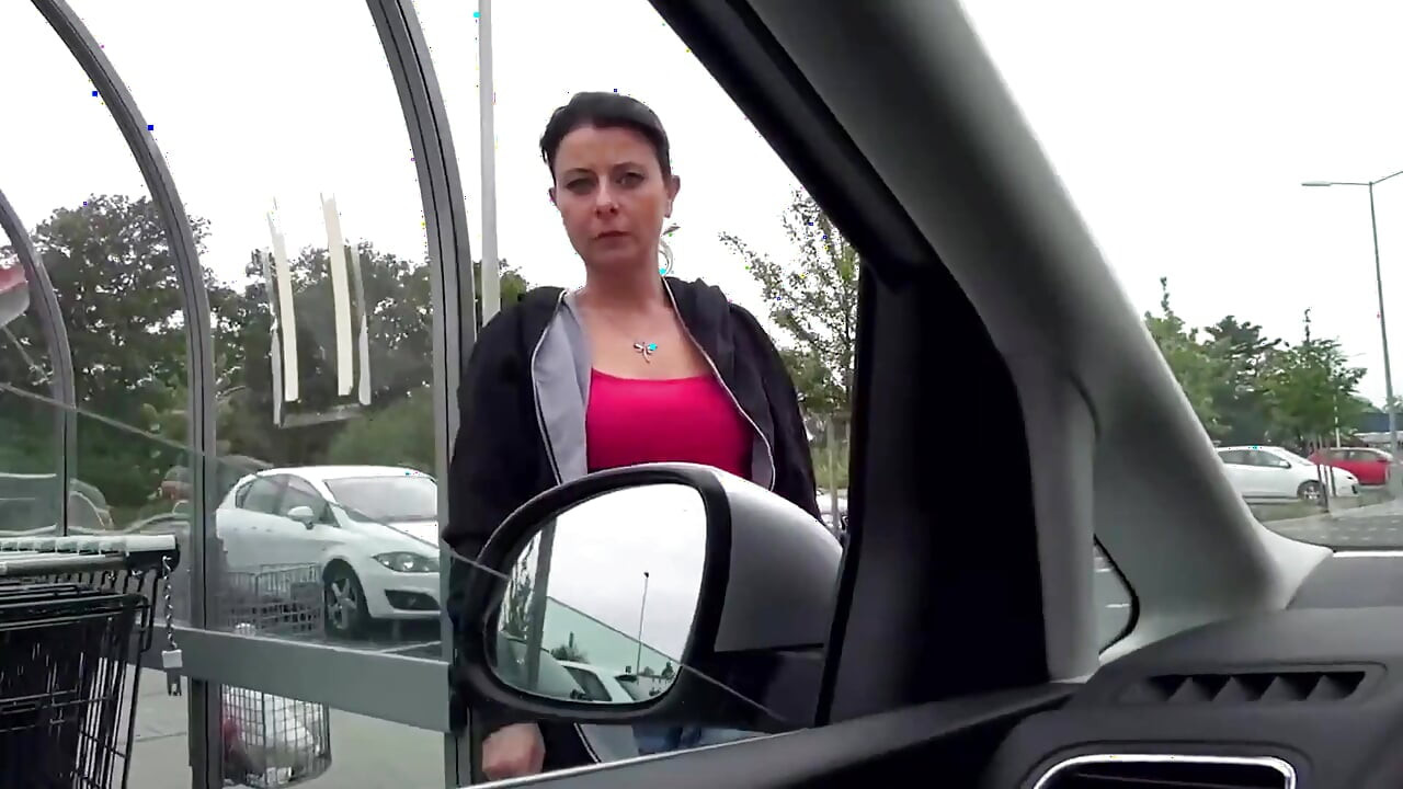 Bonny Devil élvezi a hatalmas fasz szopását és baszását az autóban