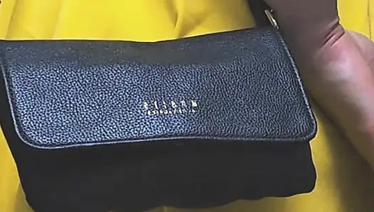 Mädchen erwischt im öffentlichen bus, während sie den schwanz eines fremden bis zur ejakulation streichelt