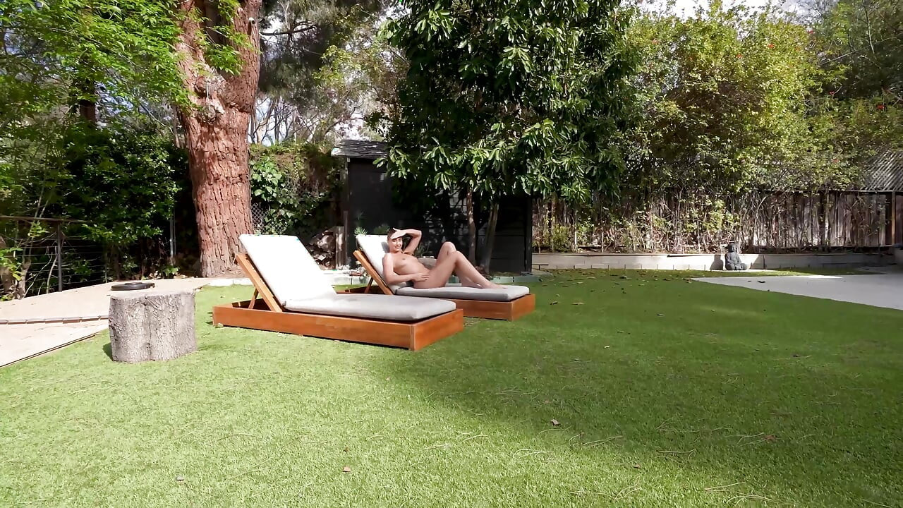 スラッティ・ステップ・シスターが裸で日光浴 - リリー・フィリップス - レフ・リーベン