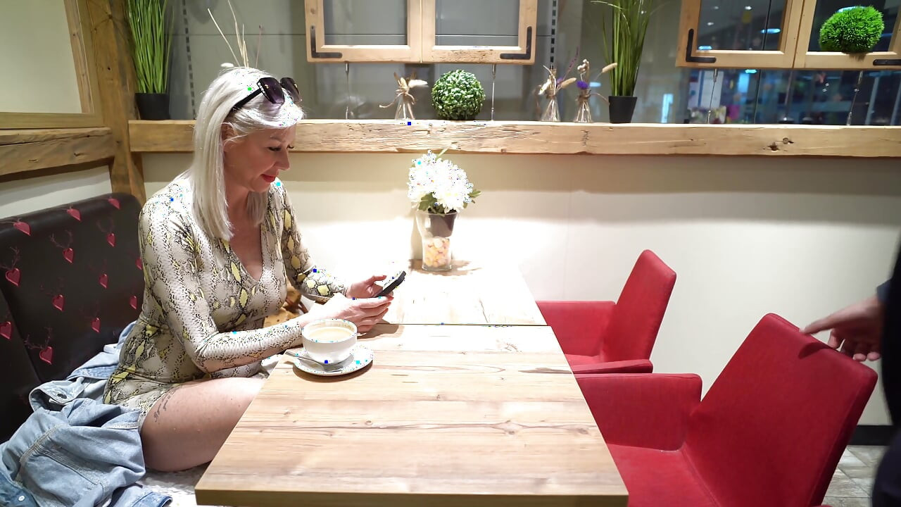 Une MILF Se Fait Baiser: Sinflare Drague Une MILF À Forte Poitrine Au Café
