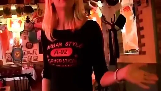 Vahşi Fransız genç kız mutfakta çalışırken iki memnun ediyor