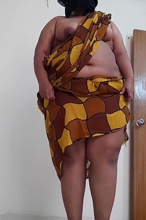The son in law fucked the Gujarati sexy Stepmother in law when the wife was not at home