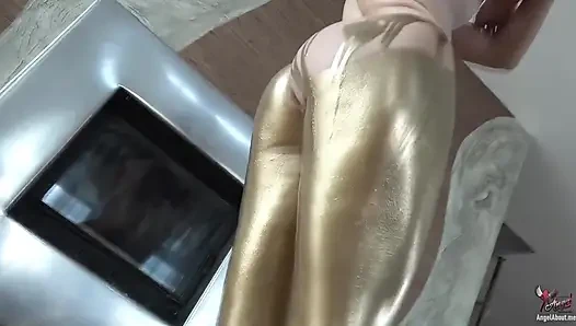 525 meraklı kız buzlu altın heykel oldu