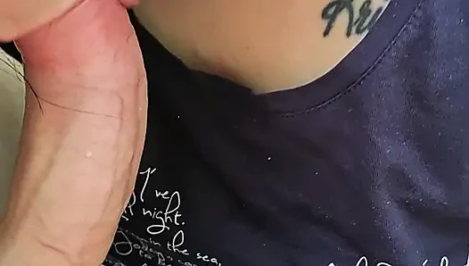 Tuvalette oral seks ve ağzına boşalma