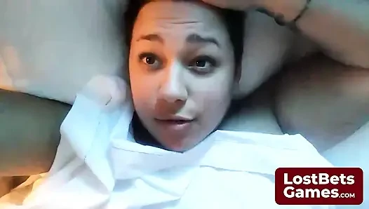 Pecundang pertandingan strip terakhir, ditinggalkan hanya dalam bra-nya