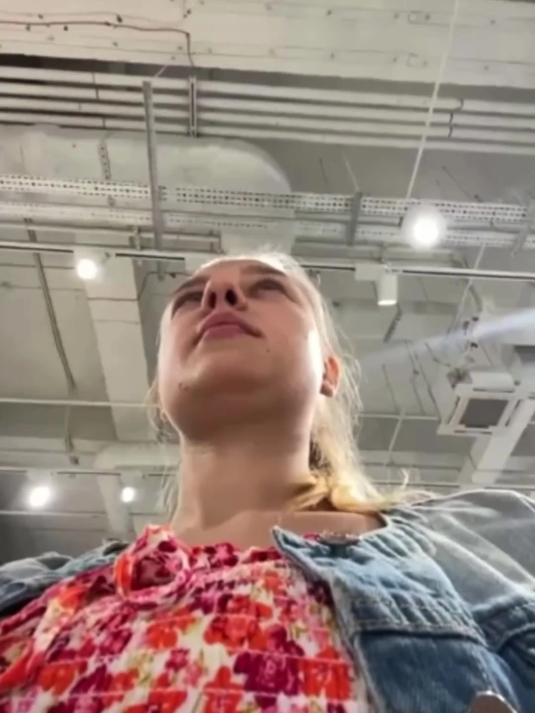 Public Squirting in the changing room with jucielussie