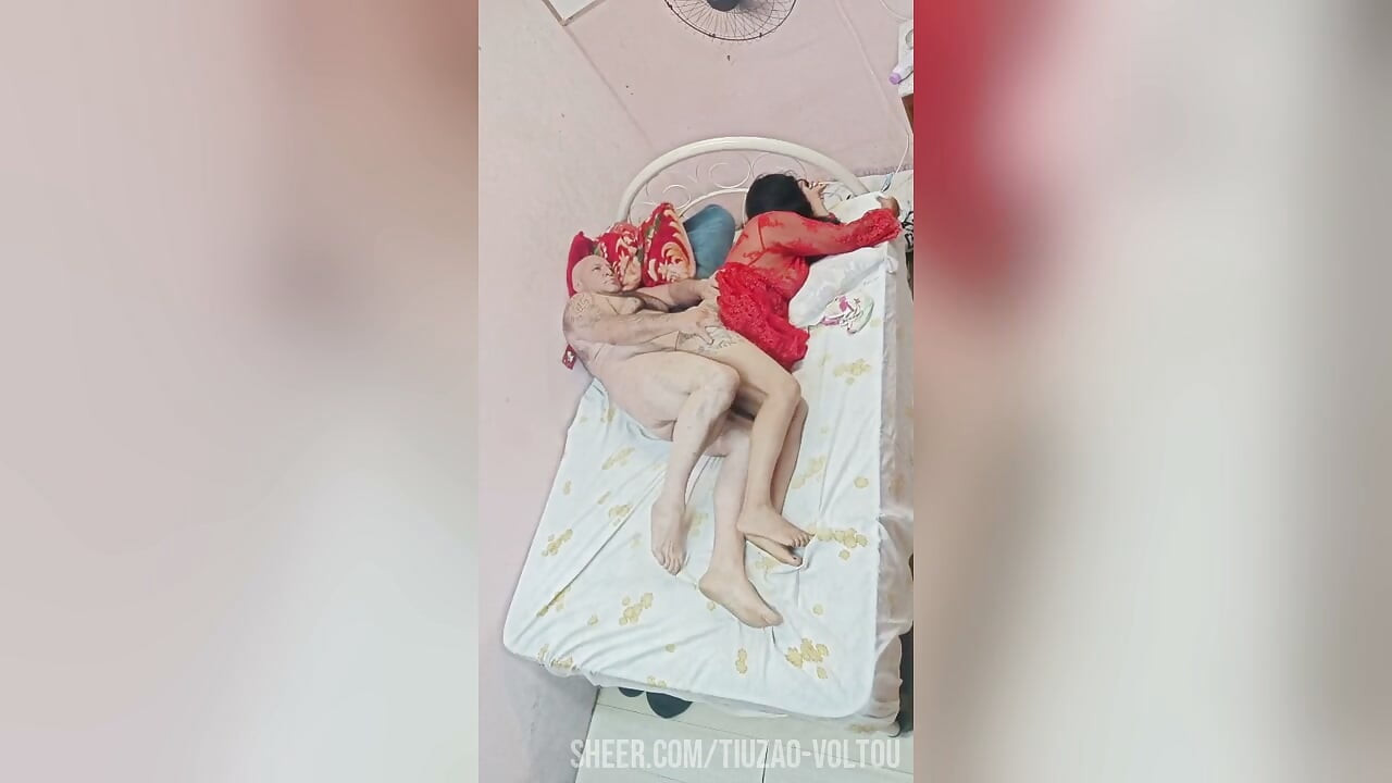 CSÁBÍTÓ BARNA HAJÚ KORONÁT AKAR