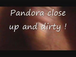 Pandora van dichtbij vuile masturberende grote clitoris en gecreampied