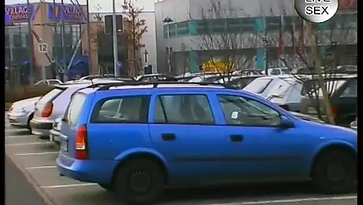 Chubby MILF whore satisfy her pussy in car