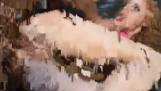Cewek rambut keriting ini memamerkan jembutnya di luar ruangan dan ngentot kontol sampai dicrot sperma