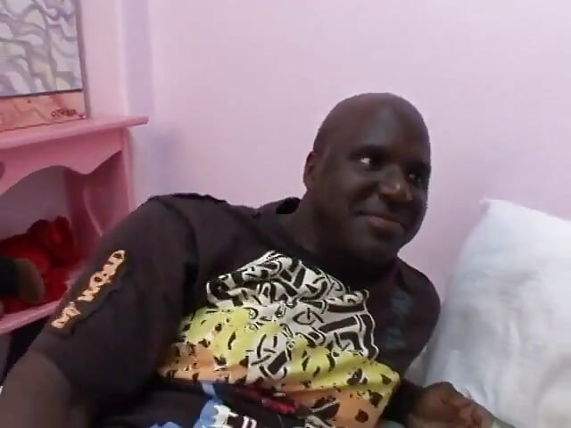 Sledujte, jak se černoch ohýbá nad tlustou holkou a šuká ji zezadu