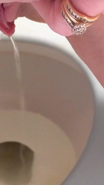 Snažan trenutak iz "i prdenje na WC-u"