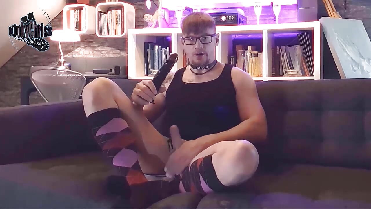 Nerdy KinkyChrisX toys his boypussy in socks
