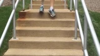 Wzmacniacz biodrowy na schodach
