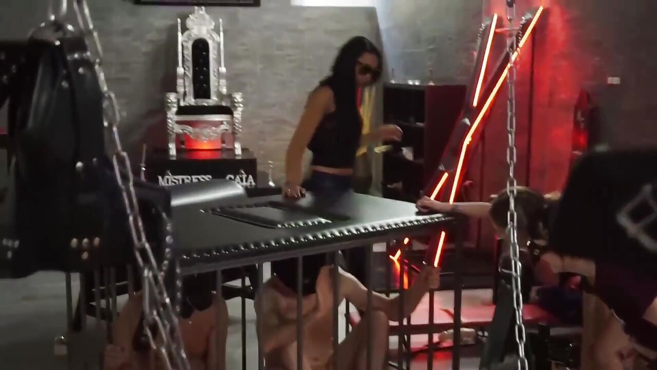 Tri femdom djevojke žele kazniti svoje robove