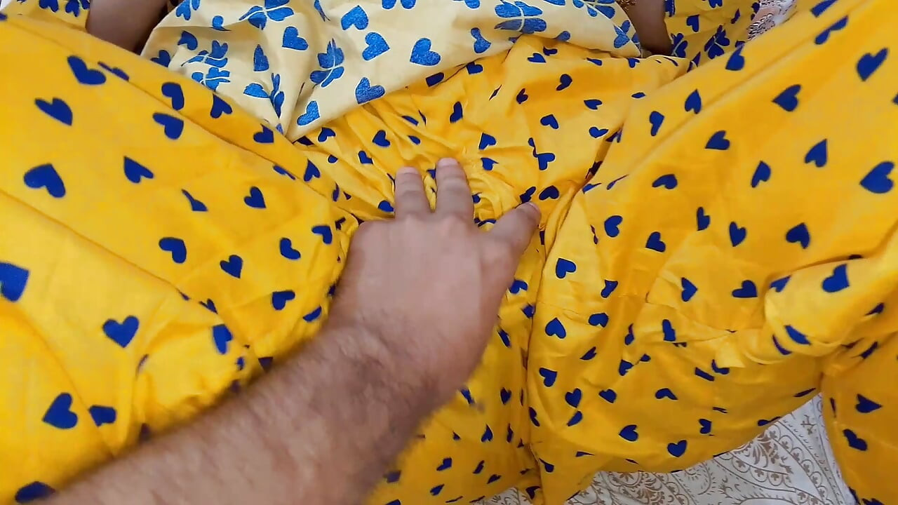 Bhabhi gợi cảm cố ý khoe áo ngực với anh rể