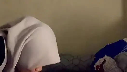Sessizce üvey kız kardeşimin yarağını sikiyorum