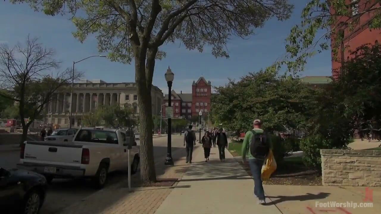 Intenzivno lezbejsko obožavanje stopala i perverzna lezbejska seks scena sa studentkinjama.
