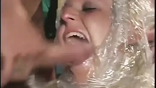 Latex-küken bekommt einen harten fick in ihre muschi und ihren arsch