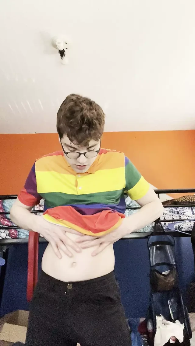 Sexy Twink Puts on Strip Show and Shows Off His Hot Body