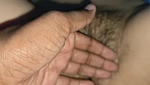 Младшая сводная сестра обнажает свое обнаженное тело.