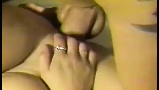 Mädchen nimmt cumshot auf ihren bauch & bekommt nach dem blowjob ihre muschi mit zwei schwänzen gefüllt