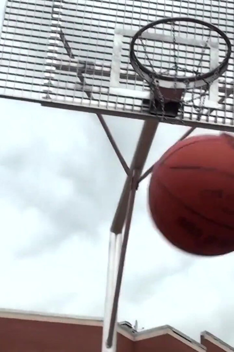 Loira líder de torcida mostrando buceta enquanto joga basquete