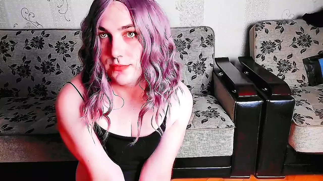 Hete openbare masturberende ladyboy shemale ster pornomodel femboy cosplayer travestiet die zich buitenshuis aftrekt