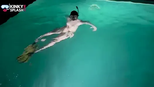 Обнаженная шлюшка и ночная шлюшка с маской под водой