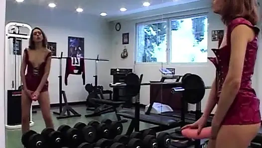 Rayuan gym - si rambut merah semok dengan pantat montok dientot sama mesin olahraga