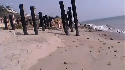 90'ların kıllı plaj kızı donuyor ve dağınık sikişiyor!