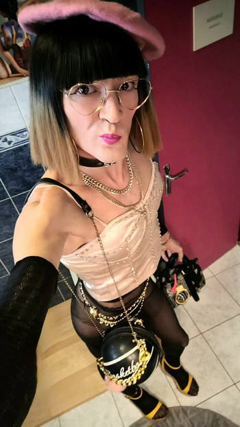 ROSe beret, diamond corset, whore tights, yellow heels. VaneSsaBiTCHx